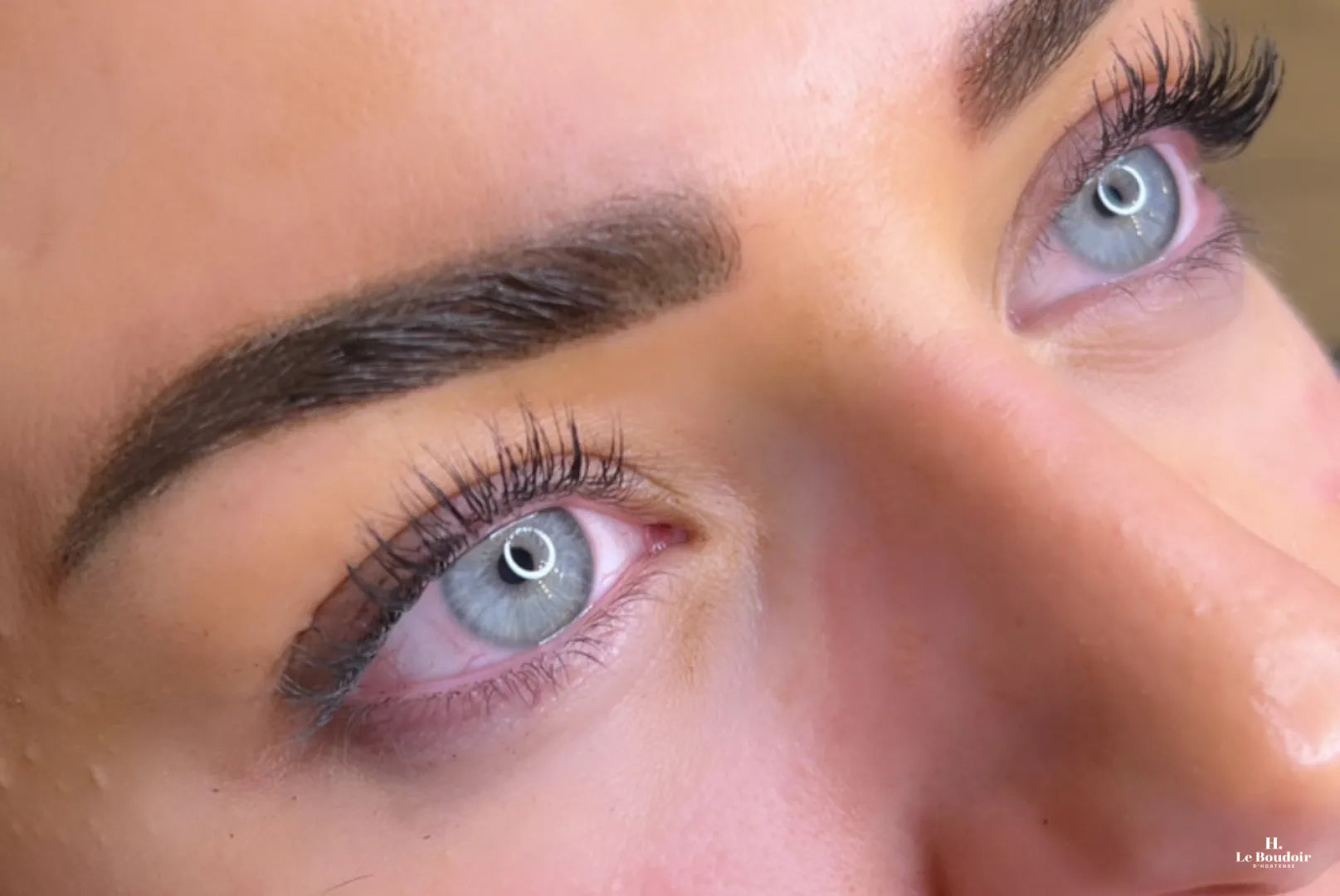 Microshading à Cannes : La technique douce pour des sourcils ombrés et naturels