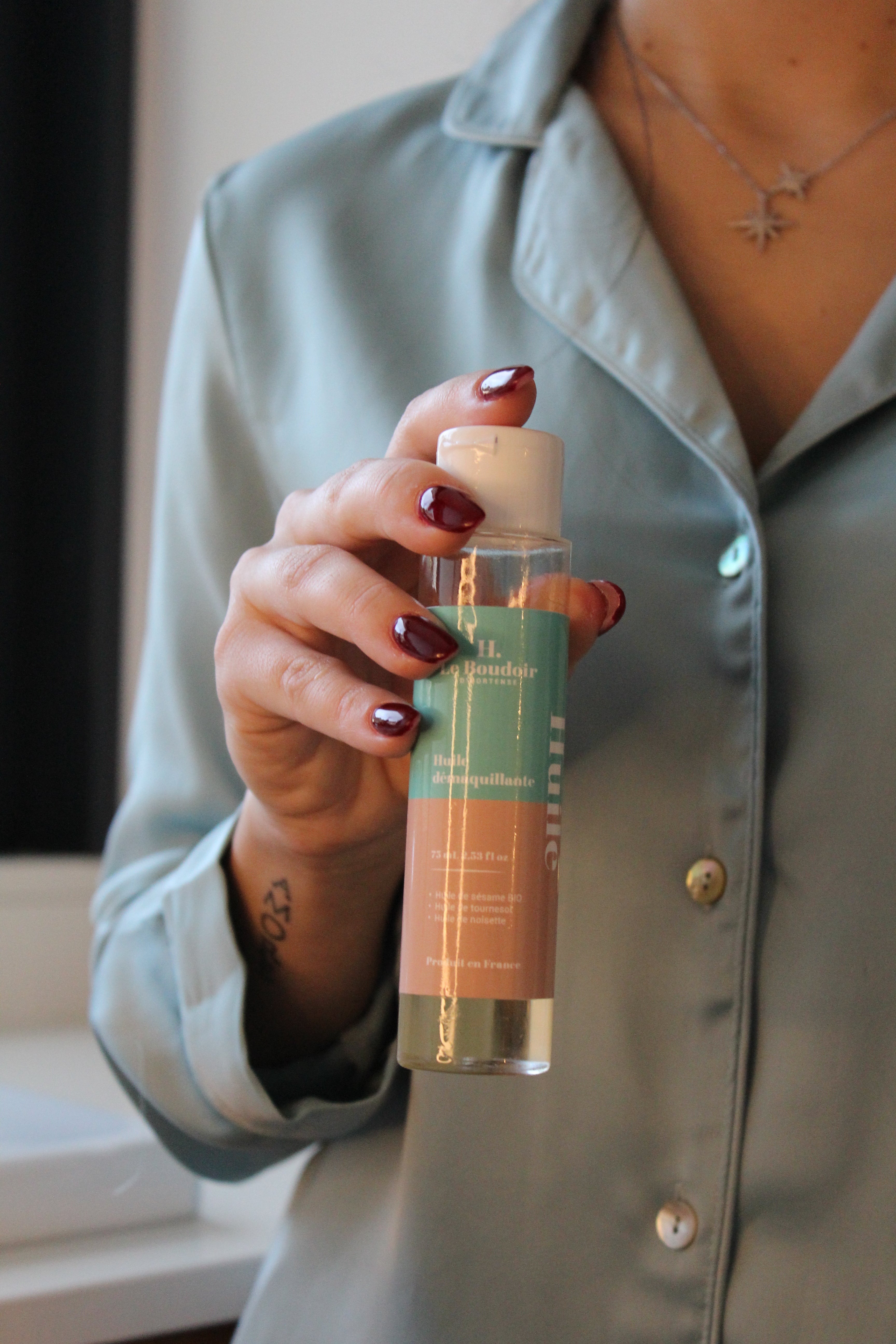 Huile démaquillante bio - Huile démaquillante Bio – Douceur et efficacité - - Description du produit Découvrez l’huile démaquillante bio du Boudoir d’Hortense, spécialement formulée pour éliminer en douceur le maquillage des yeux et du visage tout en pren