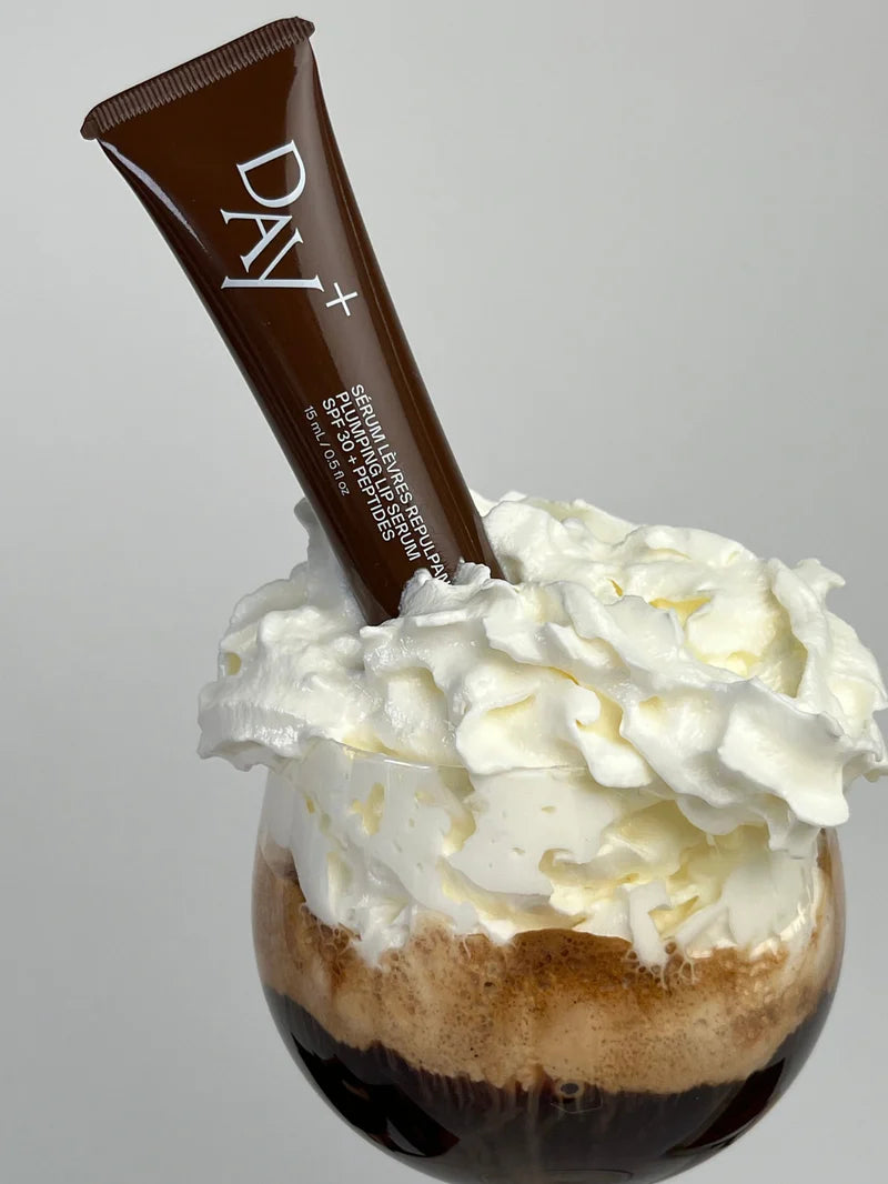 Sérum lèvres chocolat dans un verre de glace