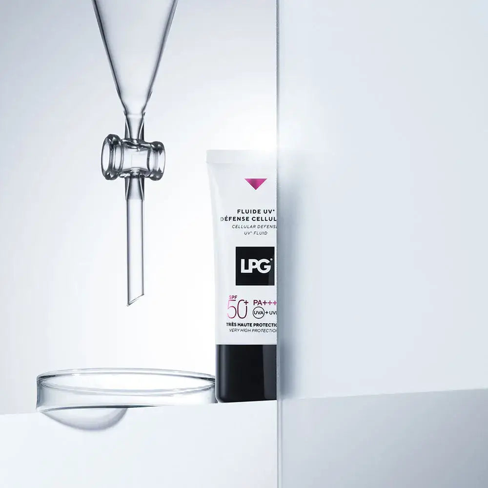 LPG FLUIDE UV+ DÉFENSE CELLULAIRE SPF50+/PA++++ - FLUIDE UV+ DÉFENSE CELLULAIRE SPF50+/PA++++ - LPG - crème solaire - Ce fluide solaire SPF 50+ offre une très haute protection multi-dimensionnelle contre les rayons UVA/UVB et la lumière bleue. Enrichi en
