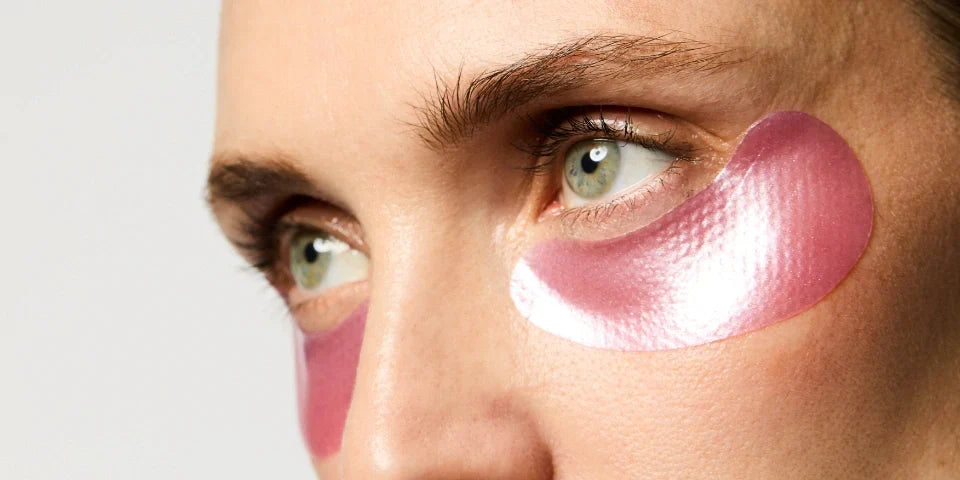 Day+ under-eye patches enhancing skin luminosity and hydration.